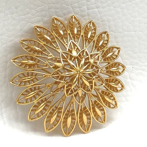 Monet Vintage Gold Tone Dome Brooch Layered Open Work Starburst Flower Pin MCM - Picture 7 of 11